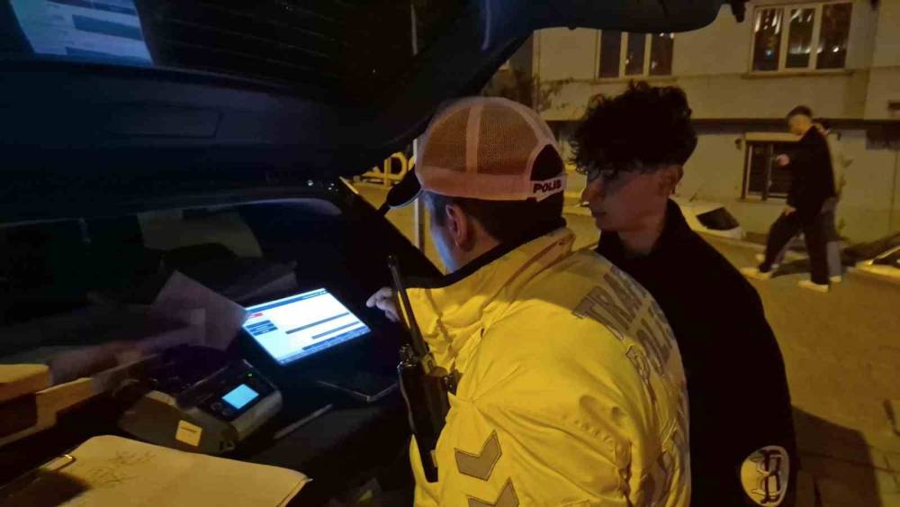 Polisin "dur" ihtarına uymayıp kırmızı ışıkta makas atarak ka&ccedil;an motosikletliye 353 bin lira ceza
