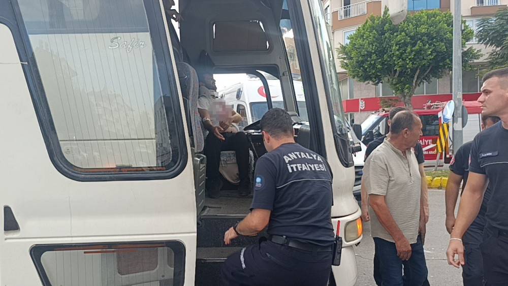 Otob&uuml;s ile otomobil &ccedil;arpıştı: 2 yaralı
