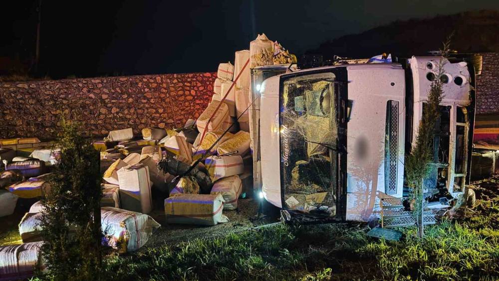 Batman&rsquo;da saman y&uuml;kl&uuml; kamyon devrildi: 2 yaralı
