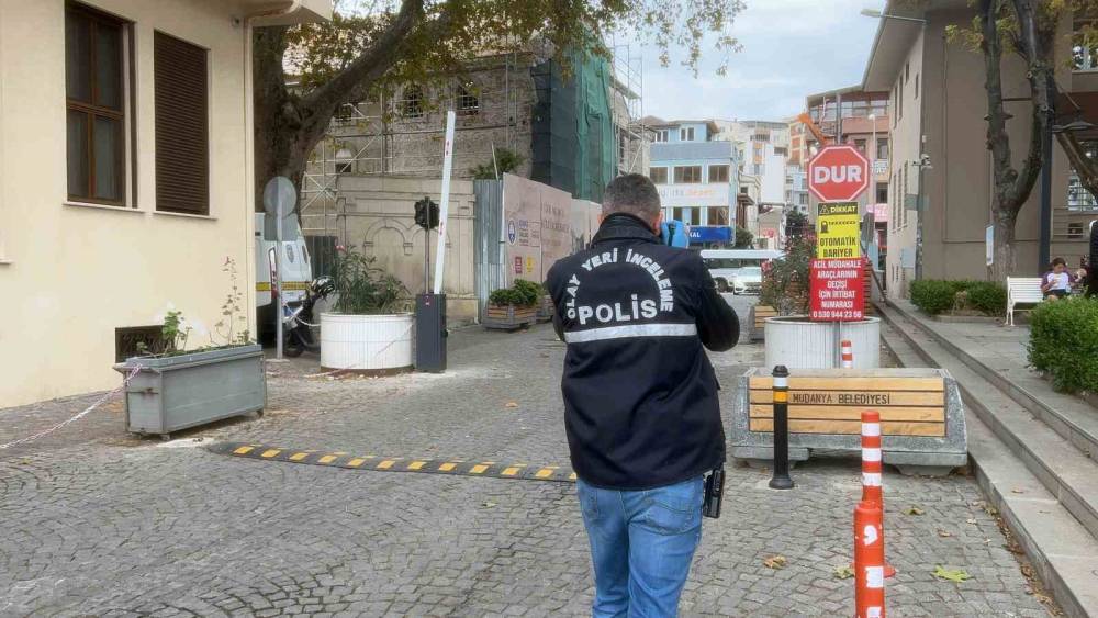 Bursa&rsquo;da restorasyon alanında korkutan iş kazası: İş&ccedil;i kolunu iş makinesine kaptırdı
