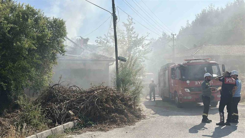 Burdur&rsquo;da ev yangını: Dumanlar mahalleliyi tedirgin etti
