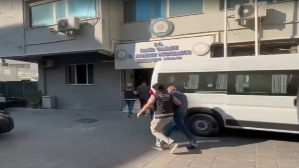 İzmir&rsquo;de &rsquo;galerici&rsquo; g&ouml;r&uuml;n&uuml;ml&uuml; tefeci şebekesine operasyon
