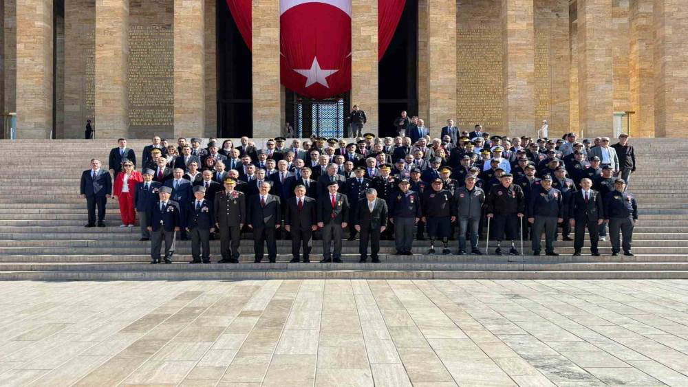 Ankara Valisi Canbolat ve beraberindeki heyet, Anıtkabir&rsquo;i ziyaret etti

