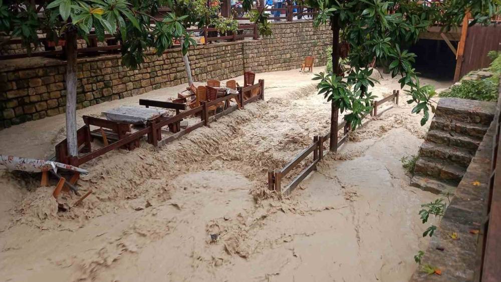 Yağışla birlikte  dere taştı, &ccedil;ay bah&ccedil;esi su i&ccedil;inde kaldı
