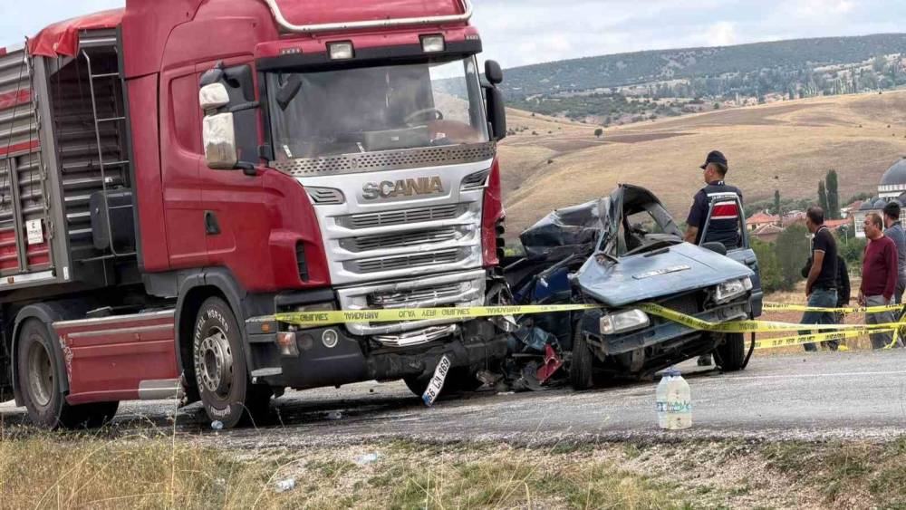 Yozgat&rsquo;ta tır ve otomobil &ccedil;arpıştı, 1 kişi hayatını kaybetti
