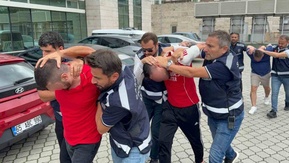 &Ouml;ld&uuml;rmeye teşebb&uuml;sten 15 yıl hapis cezasıyla aranan h&uuml;k&uuml;ml&uuml; saklandığı evde silahlarla yakalandı
