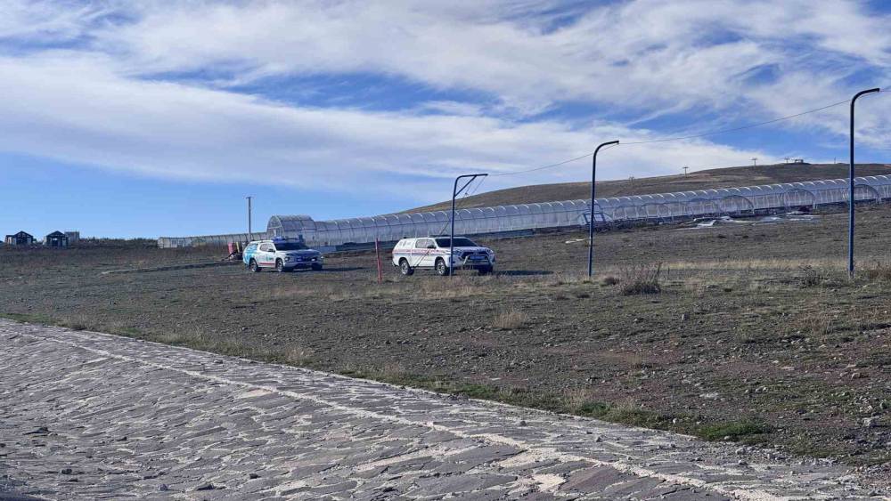 Erciyes Dağı&rsquo;nda y&uuml;r&uuml;y&uuml;ş yaparken d&uuml;ş&uuml;p yaralanan turistler i&ccedil;in ekipler seferber oldu
