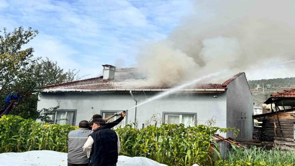 Bilecik&rsquo;te kaynak kıvılcımları benzine sı&ccedil;radı, yangın &ccedil;ıktı
