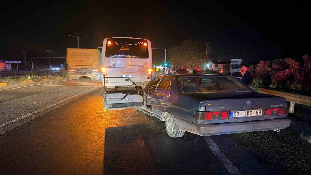 Manavgat&rsquo;ta ışıkta bekleyen otob&uuml;se &ccedil;arpan otomobilin s&uuml;r&uuml;c&uuml;s&uuml; yaralandı
