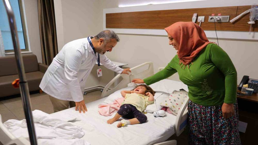 Kahramanmaraş&rsquo;ta 1 yaşındaki bebeğin b&ouml;breğinden 2 santimlik taş &ccedil;ıkarıldı
