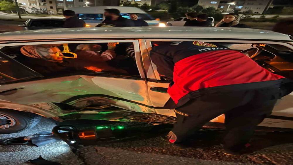Van&rsquo;da otomobiller &ccedil;arpıştı: 3 yaralı

