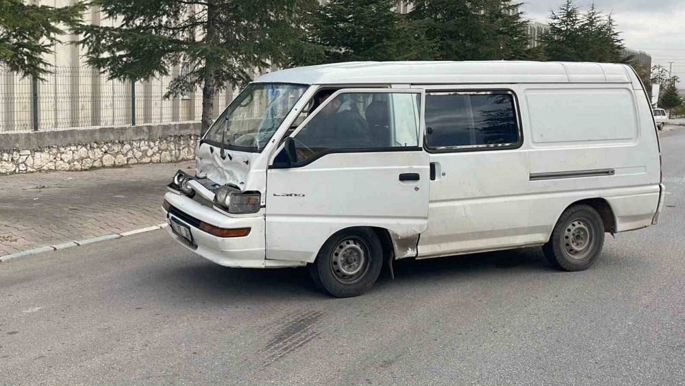 Karaman&rsquo;da panelvan trakt&ouml;r r&ouml;morkuna arkadan &ccedil;arptı: 1 yaralı
