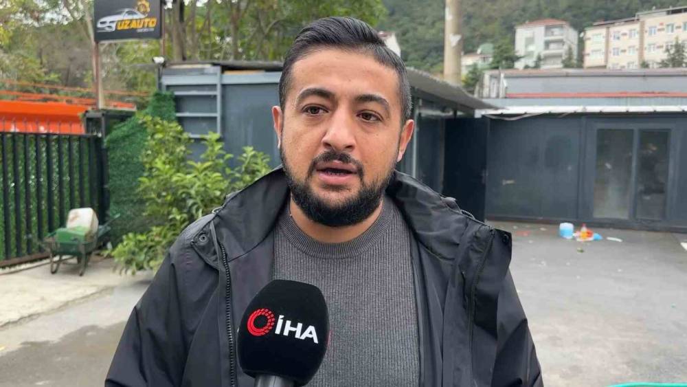 Ayazağa&rsquo;daki sel felaketinde canını hi&ccedil;e sayıp suya girdi: Ara&ccedil;ta mahsur kalan s&uuml;r&uuml;c&uuml;y&uuml; &ouml;n camdan b&ouml;yle kurtardı
