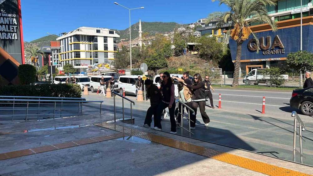 Alanya&rsquo;da tefecilik ve şantaj operasyonu: 7 ş&uuml;pheli adliyeye sevk edildi
