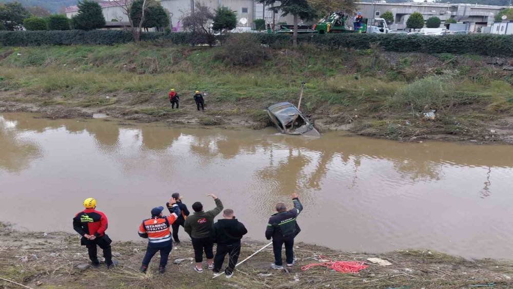 Cendere Deresi&rsquo;nden otomobil &ccedil;ıkarıldı, o anlar havadan g&ouml;r&uuml;nt&uuml;lendi
