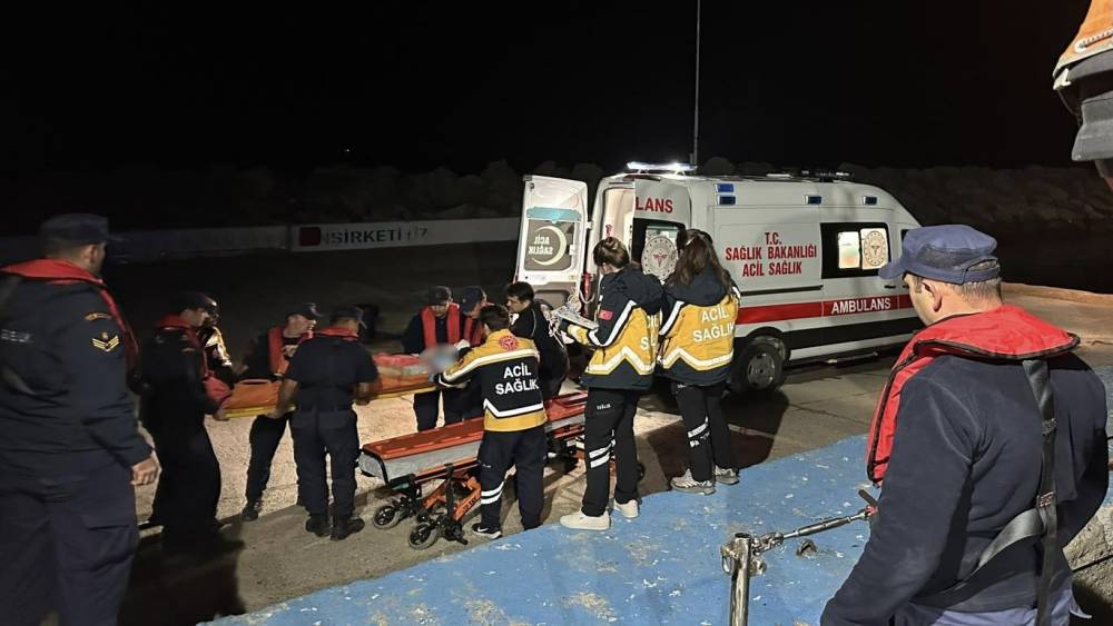 G&ouml;k&ccedil;eada rahatsızlanan vatandaş Sahil G&uuml;venlik botu ile tahliye edildi
