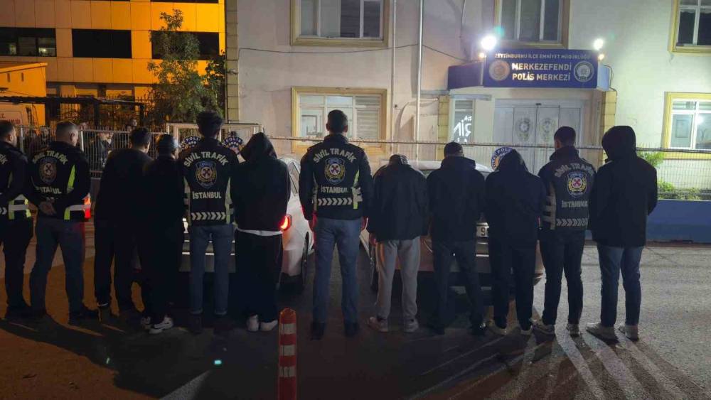 Zeytinburnu&rsquo;nda trafikte ara&ccedil;larından inip kavga ettiler
