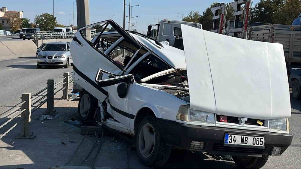 Kontrolden &ccedil;ıkan Tofaş ref&uuml;je &ccedil;arptı: 4 yaralı
