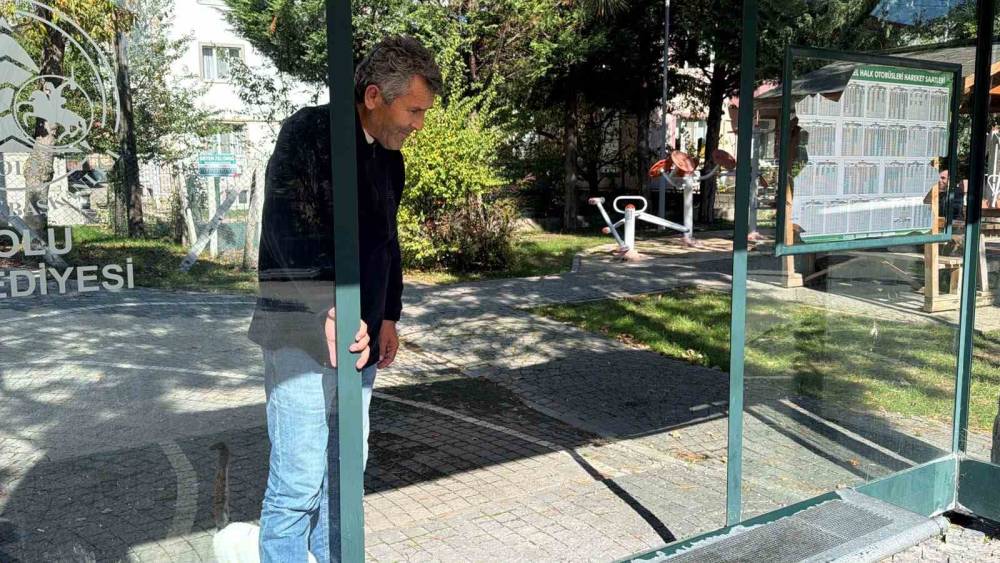 Bolu&rsquo;da şehir magandaları otob&uuml;s durağının camını kırdı
