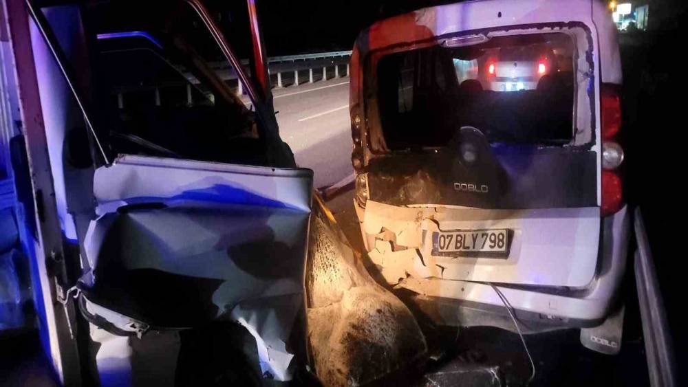 Alanya&rsquo;da kamyonet park halindeki otomobile &ccedil;arptı: 1 yaralı
