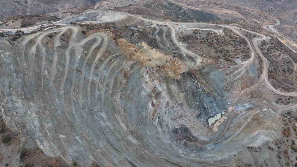 Göçük altında kalan işçiyi arama kurtarma çalışmaları 3’üncü gününde devam ediyor
