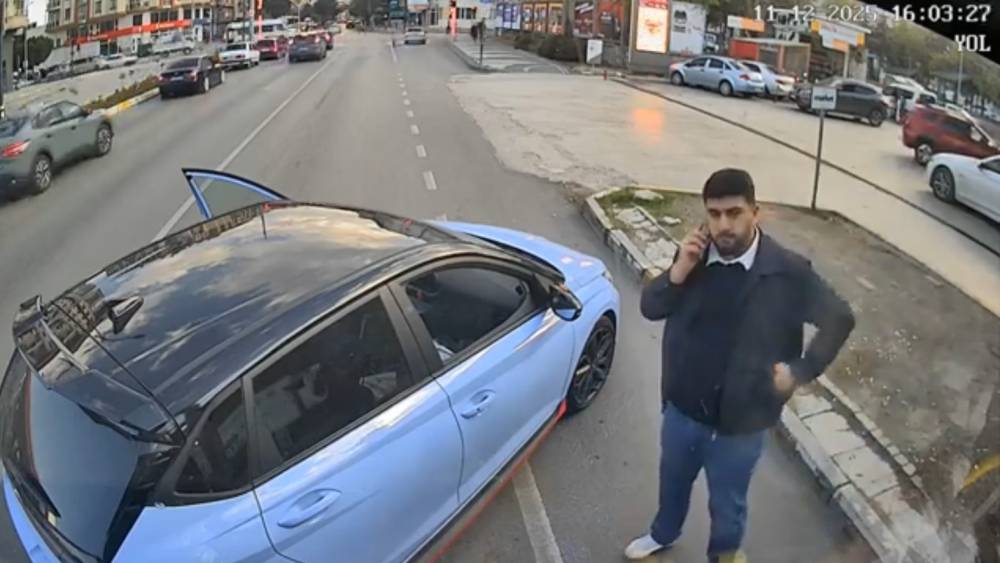 Kadın şoförün kullandığı otobüsün önünü kesen genç, 