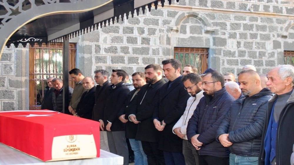 Giresun&rsquo;da trafik kazasında hayatını kaybeden bek&ccedil;i toprağa verildi
