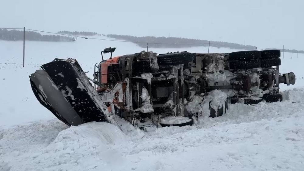 Kontrolden &ccedil;ıkan kar k&uuml;reme aracı devrildi
