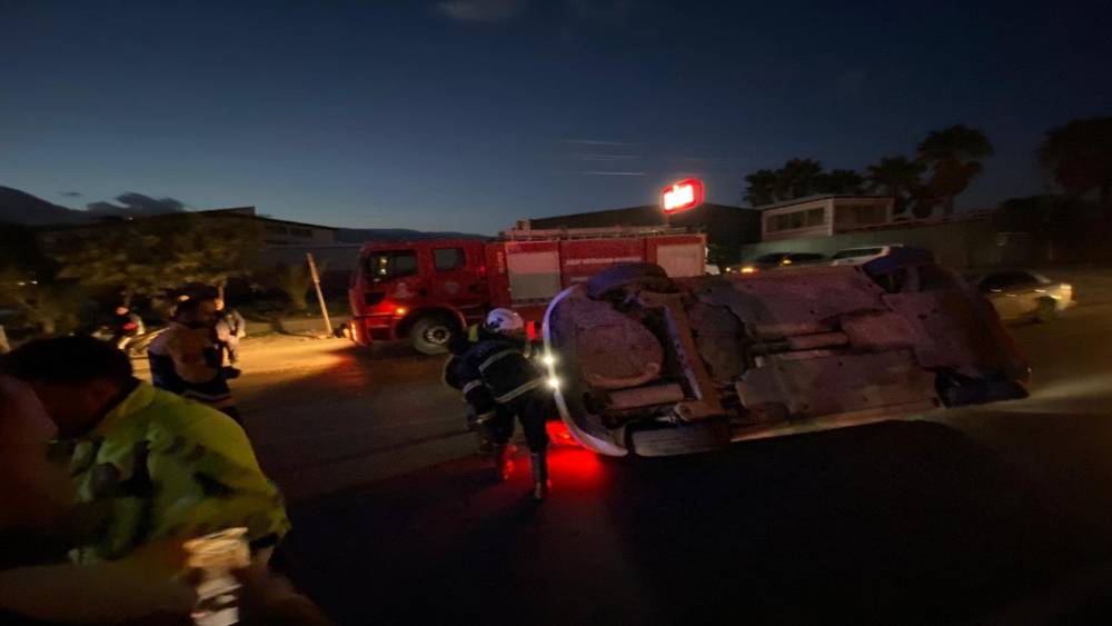 Kırıkhan&rsquo;da yan yatan otomobilin s&uuml;r&uuml;c&uuml;s&uuml; yaralandı
