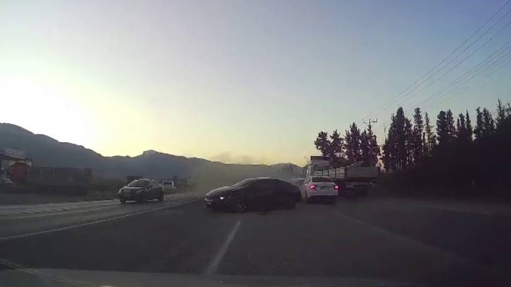 5 aracın karıştığı kaza anbean ara&ccedil; kamerasında
