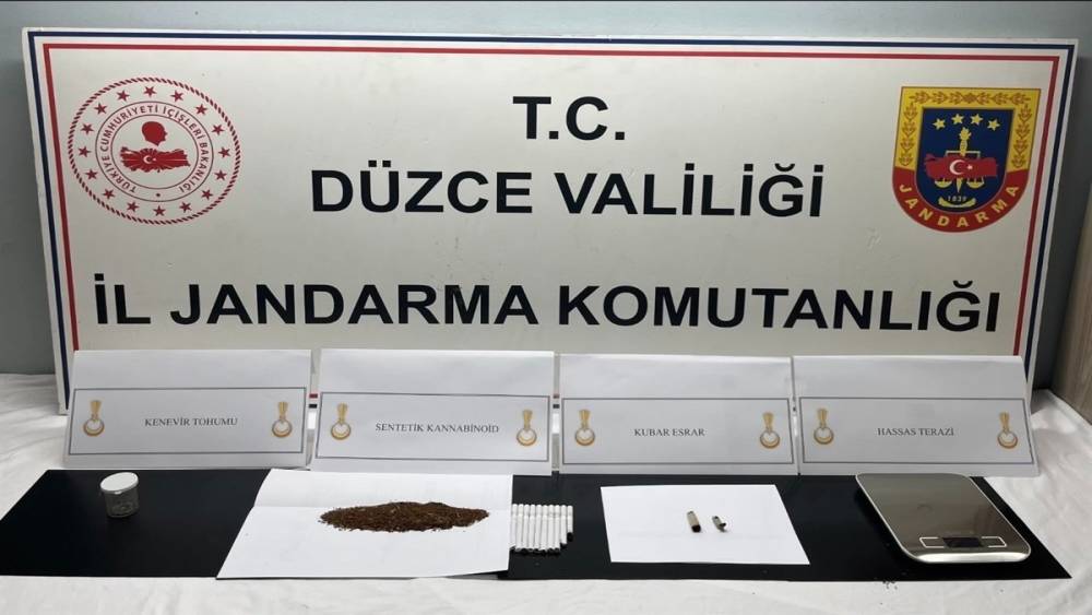 Jandarma ekipleri uyuşturucu ile m&uuml;cadelesini s&uuml;rd&uuml;r&uuml;yor
