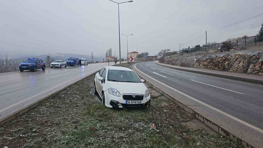 Bilecik&rsquo;te lastiği patlayan otomobil orta ref&uuml;je girdi: 1 yaralı
