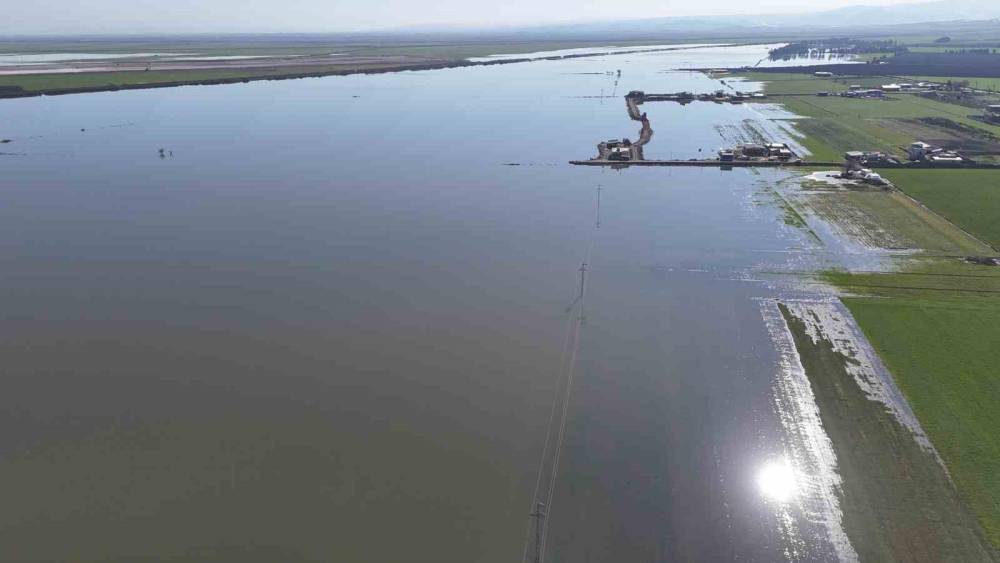 Son 65 yılın en kurak yılını geride bırakan Hatay&rsquo;da etkili olan yağışla tarım arazileri su altında kaldı
