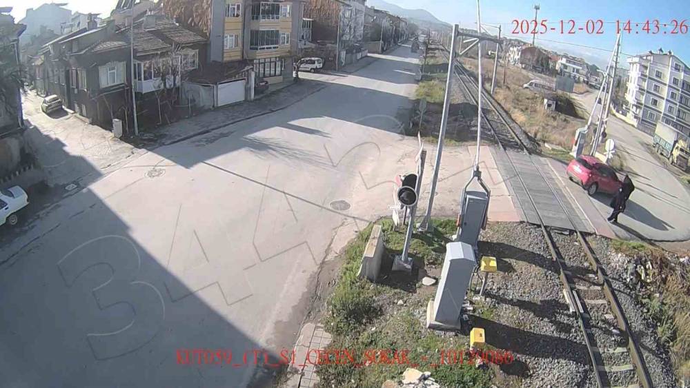 K&uuml;tahya&rsquo;da dikkatsizliğin sebep olduğu kazalar kameraya yansıdı
