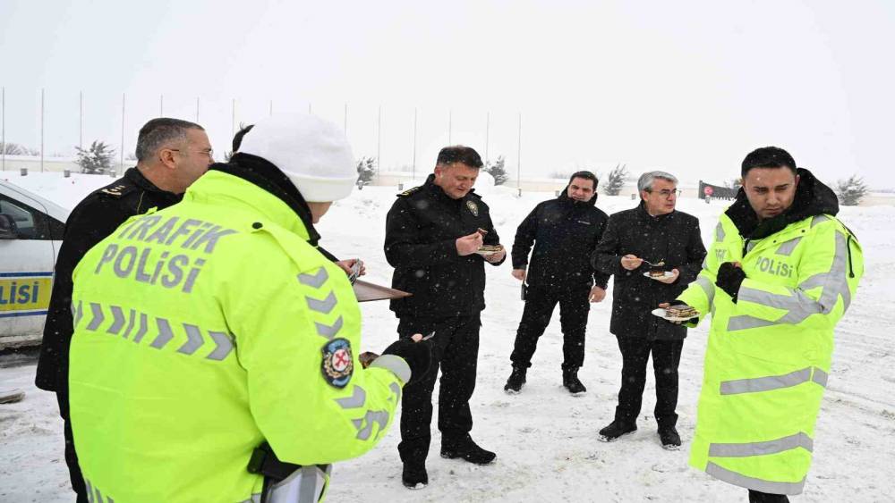 Erzincan Emniyet M&uuml;d&uuml;r&uuml; Baybaba&rsquo;dan kar mesaisindeki personele ziyaret
