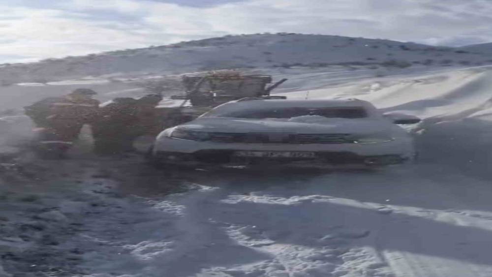 Hasta nakli yapan ara&ccedil; karda mahsur kaldı
