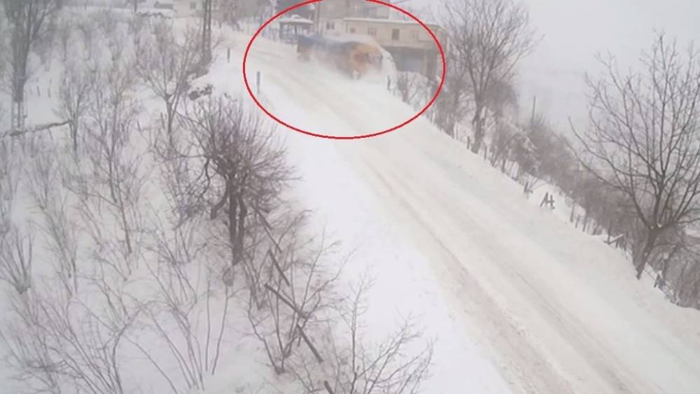 Ordu&rsquo;da tır, 600 metre u&ccedil;urumdan yuvarlandı: Kaza anı kamerada
