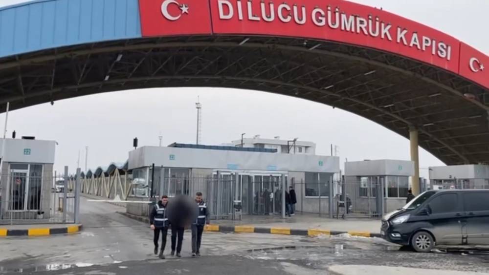 Iğdır&rsquo;da g&ouml;&ccedil;men ka&ccedil;ak&ccedil;ılığı h&uuml;k&uuml;ml&uuml;s&uuml; sınır kapısında yakalandı
