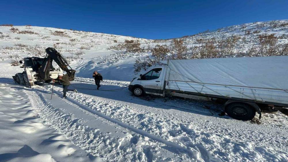 Elazığ&rsquo;da şarampole d&uuml;şen pikap kurtarıldı
