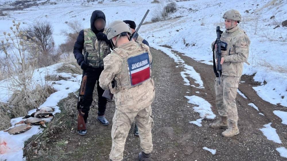Tunceli&rsquo;de su&ccedil;a ge&ccedil;it yok: Ka&ccedil;ak avcılara ceza kesilirken ter&ouml;r ş&uuml;phelisi tutuklandı

