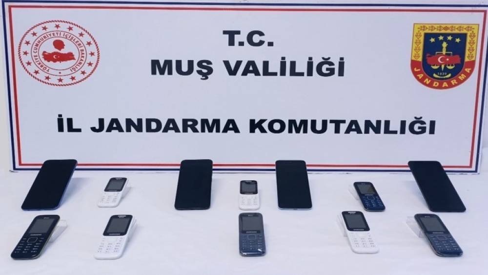 Muş&rsquo;ta ka&ccedil;ak cep telefonu operasyonu
