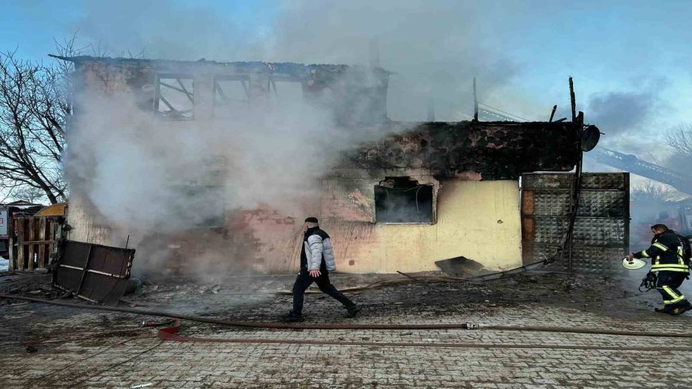 Amasya&rsquo;da iki katlı ev &ccedil;ıkan yangında kullanılamaz hale geldi

