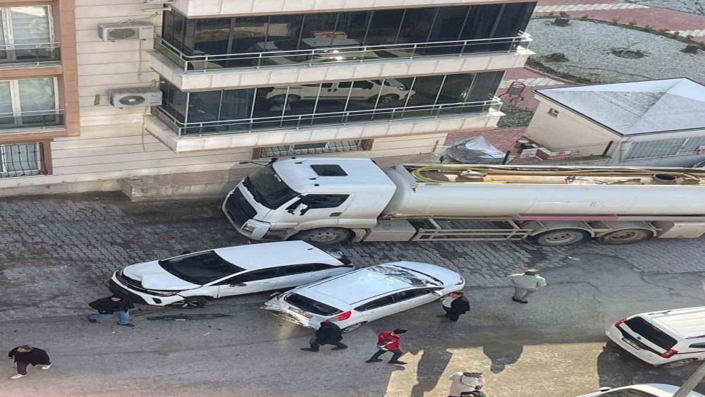 Freni boşalan akaryakıt tankerinin 8 aracı hurdaya &ccedil;evirdiği anlar g&uuml;venlik kamerasında
