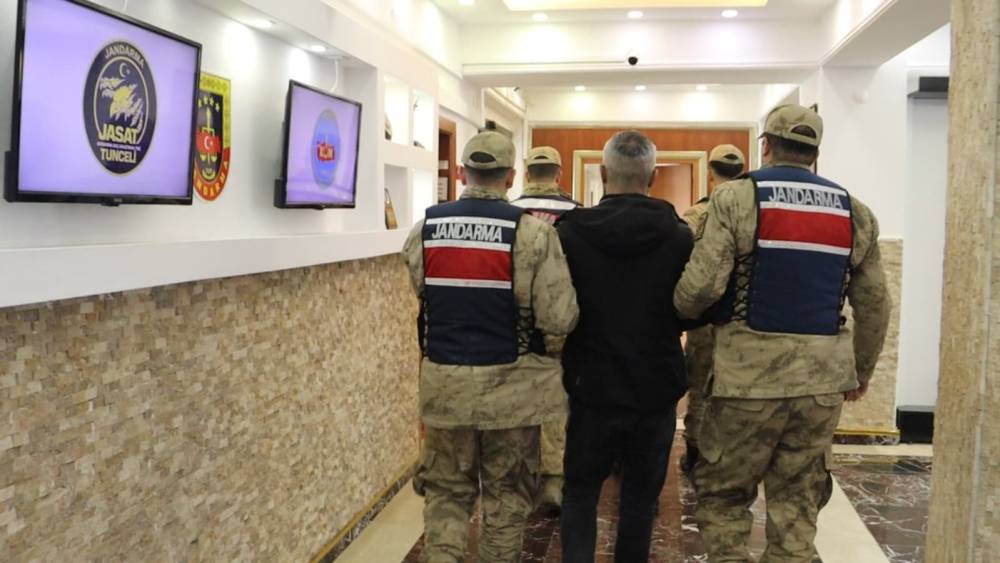 Tunceli&rsquo;de aranan 2 h&uuml;k&uuml;ml&uuml; yakalandı, 1 ş&uuml;pheliye uyuşturucudan işlem yapıldı
