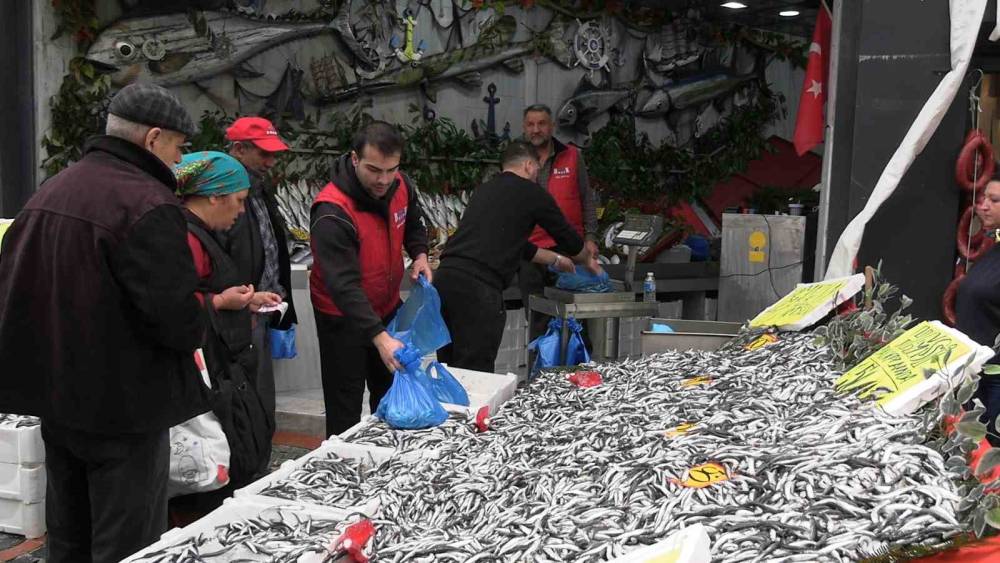Edirne&rsquo;de hamsinin kilosu 50 liraya d&uuml;şt&uuml;, tezgahlar şenlendi
