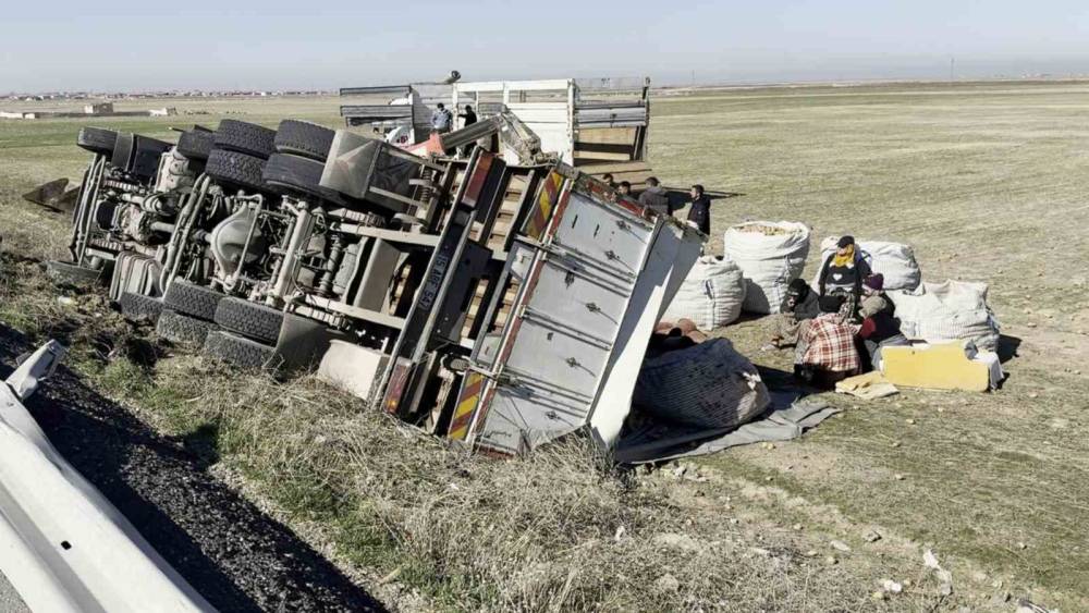 Aksaray&rsquo;da patates y&uuml;kl&uuml; kamyon şarampole devrildi: 1 yaralı
