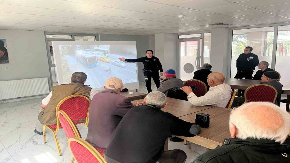 Kars&rsquo;ta yaşlılara trafik eğitimi verildi
