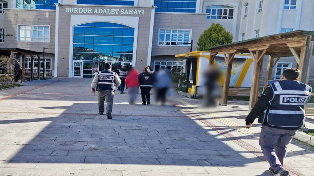 Burdur&rsquo;da 1 milyon değerinde sahte altın sattılar, polisten ka&ccedil;amadılar

