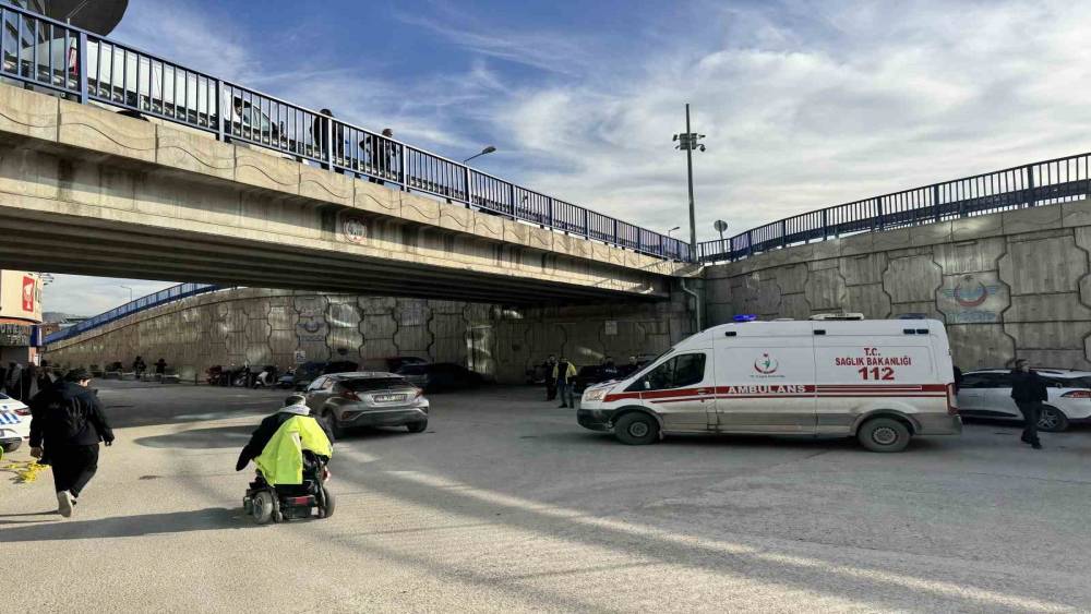 K&ouml;pr&uuml;de can pazarı: Tutunamayınca yere d&uuml;şt&uuml;
