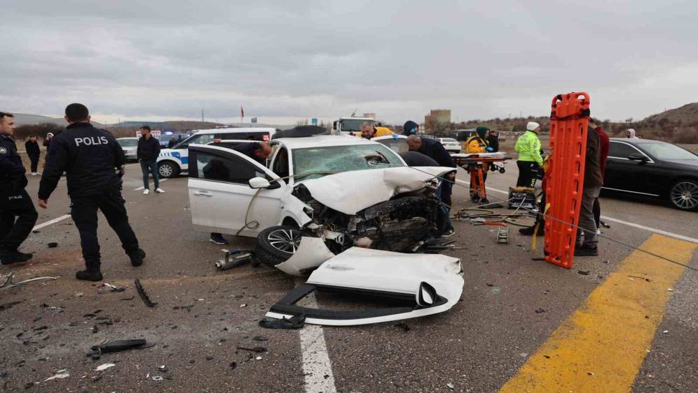 Nevşehir&rsquo;de zincirleme kaza: &Ouml;l&uuml; sayısı 3&rsquo;e y&uuml;kseldi, 6 yaralı

